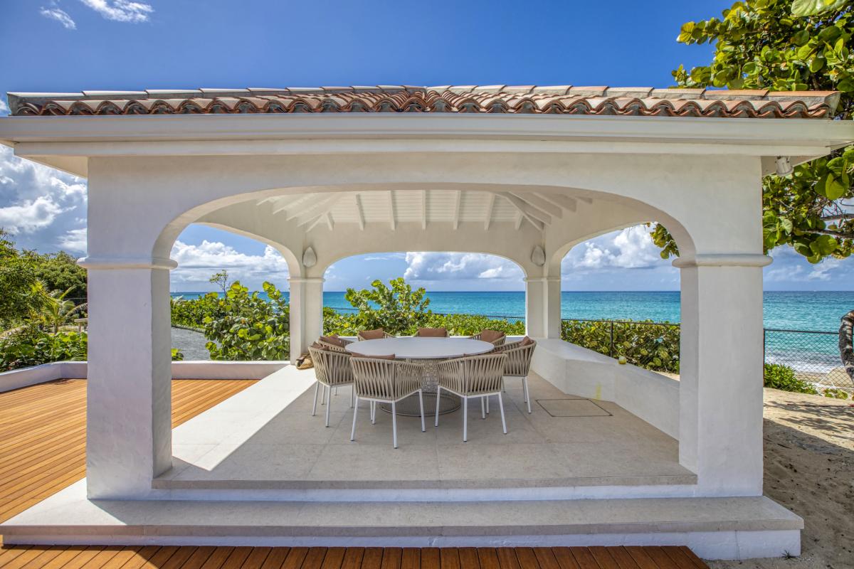 3 Location villa Terres Basses Saint Martin_table exterieure